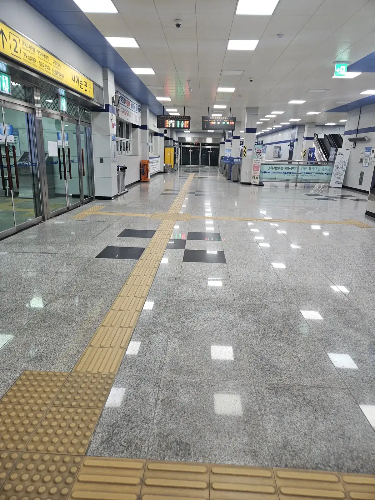 아파트 계단 미끄럼방지 시공